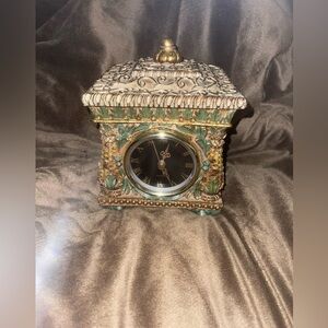 Elegant Green and Gold Ornate Table Clock